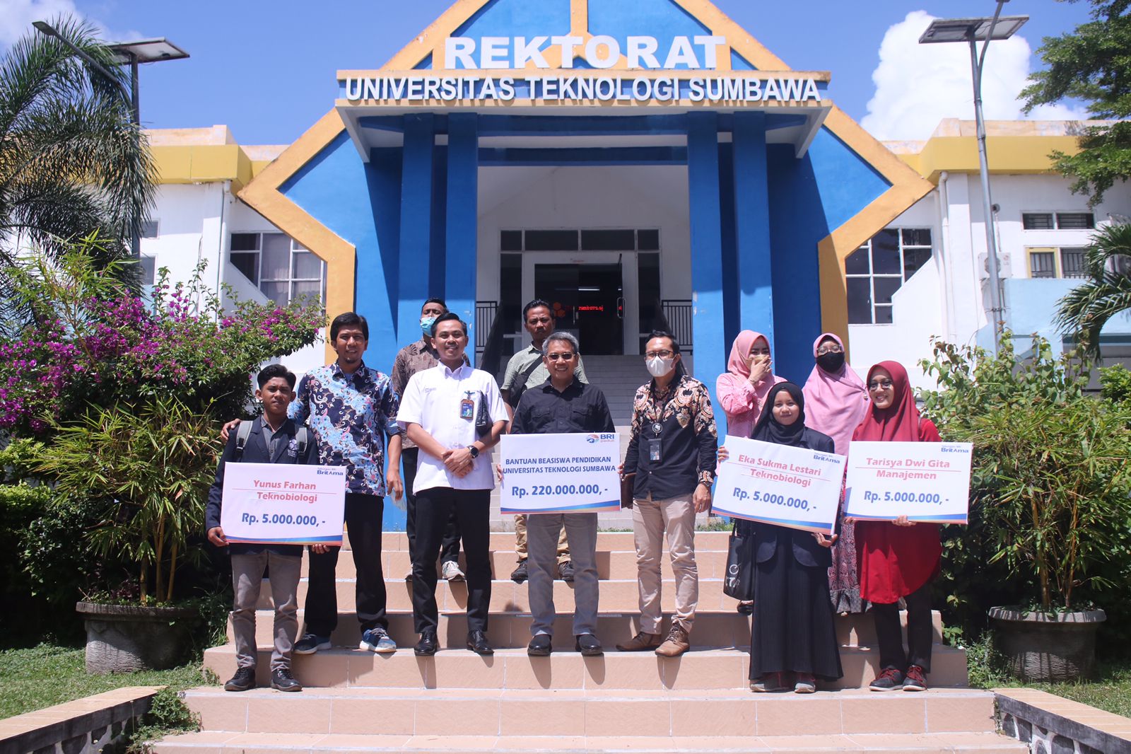 Terus Majukan Pendidikan di Sumbawa, BRI Kembali Salurkan Beasiswa Ratusan Juta
