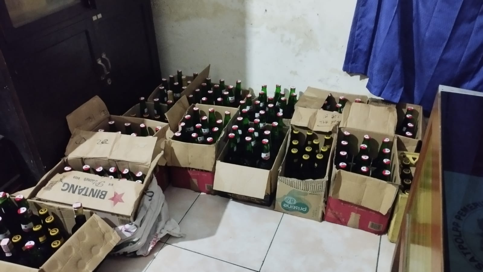 Satpol PP Amankan Ratusan Botol Miras Satpol PP Amankan Ratusan Botol Miras