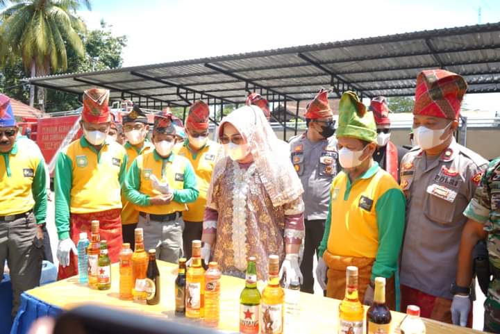 Satpol PP Musnahkan Miras Berbagai Merek Satpol PP Musnahkan Miras Berbagai Merek