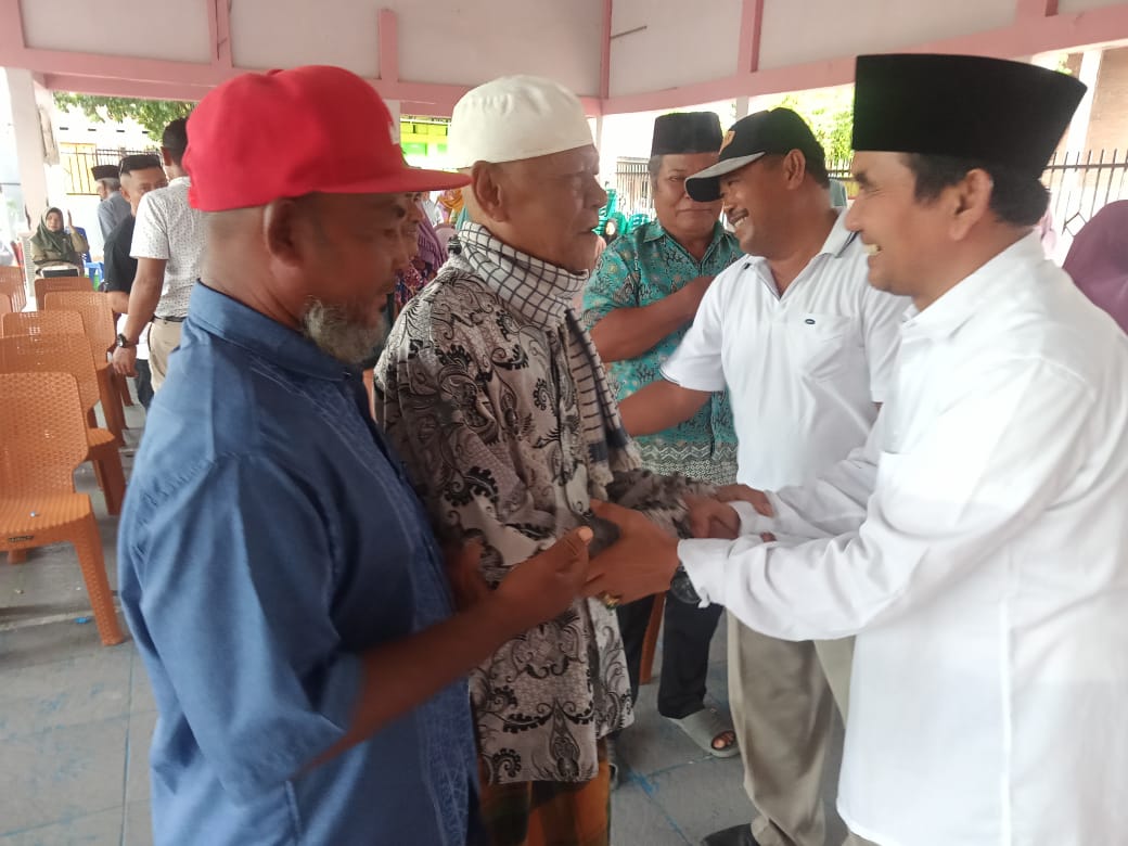 Di Kukin, Waka Ansori Serahkan 100 Kursi dan Uang Tunai Di Kukin, Waka Ansori Serahkan 100 Kursi dan Uang Tunai