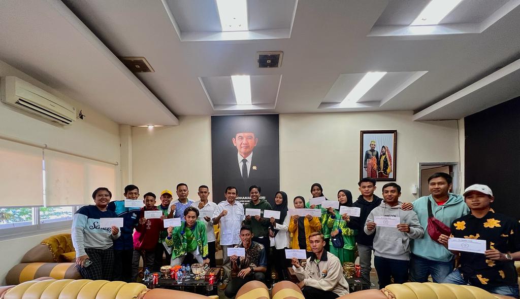 Ketua Ansori Realisasikan Bonus Khusus untuk Atlet dan Pelatih Sepak Takraw Ketua Ansori Realisasikan Bonus Khusus untuk Atlet dan Pelatih Sepak Takraw