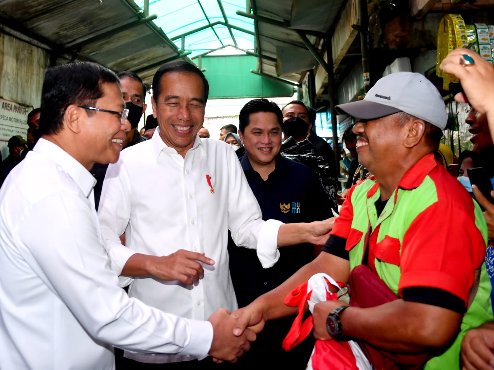Temui Pedagang, Presiden Bagi “THR”