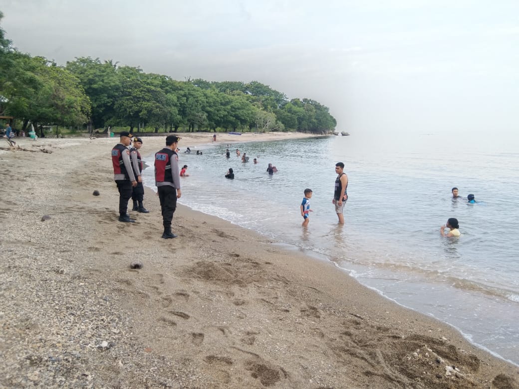 Polres Sumbawa Jaga Keamanan Warga yang Sedang Berwisata Polres Sumbawa Jaga Keamanan Warga yang Sedang Berwisata