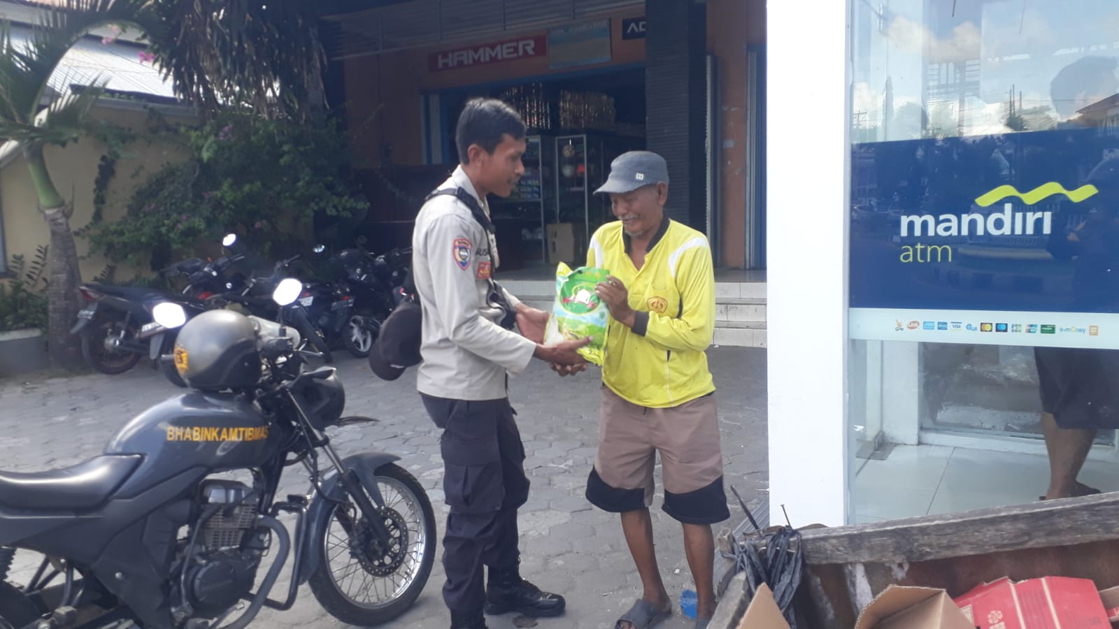 Polsek Sumbawa Salurkan Bantuan untuk Warga Kurang Mampu