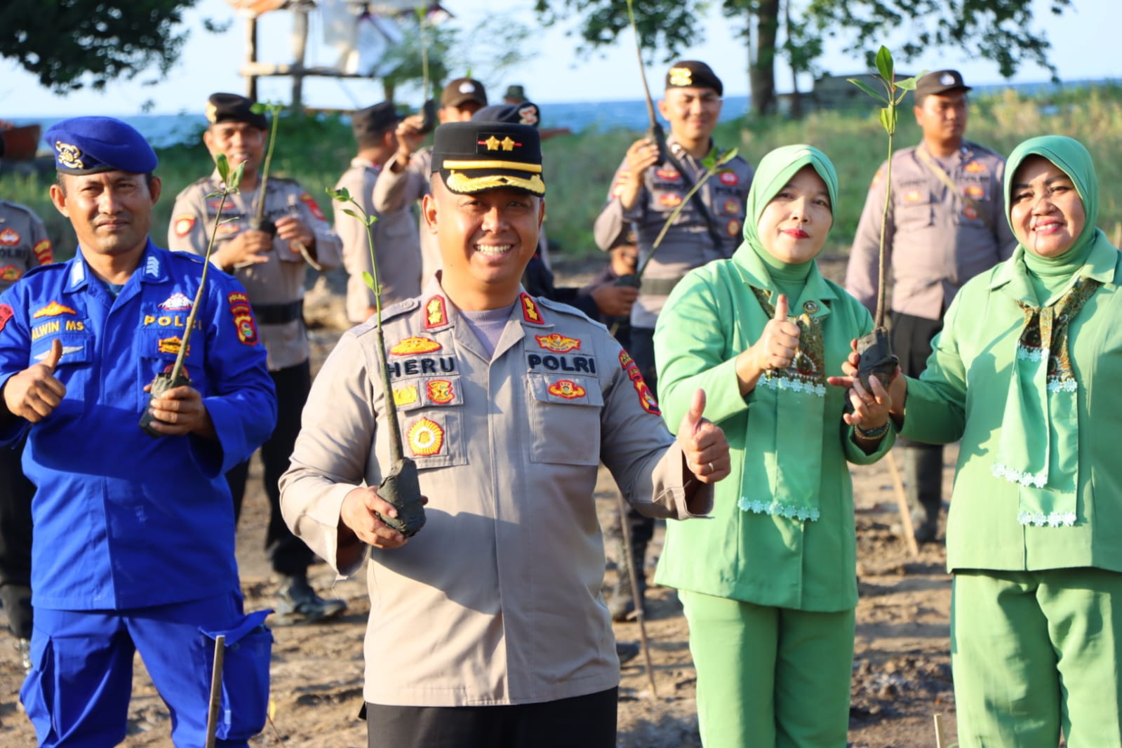 Lestarikan Alam dan Mitigasi Bencana, Kapolres Pimpin Penanaman Mangrove di Desa Rhee Lestarikan Alam dan Mitigasi Bencana, Kapolres Pimpin Penanaman Mangrove di Desa Rhee