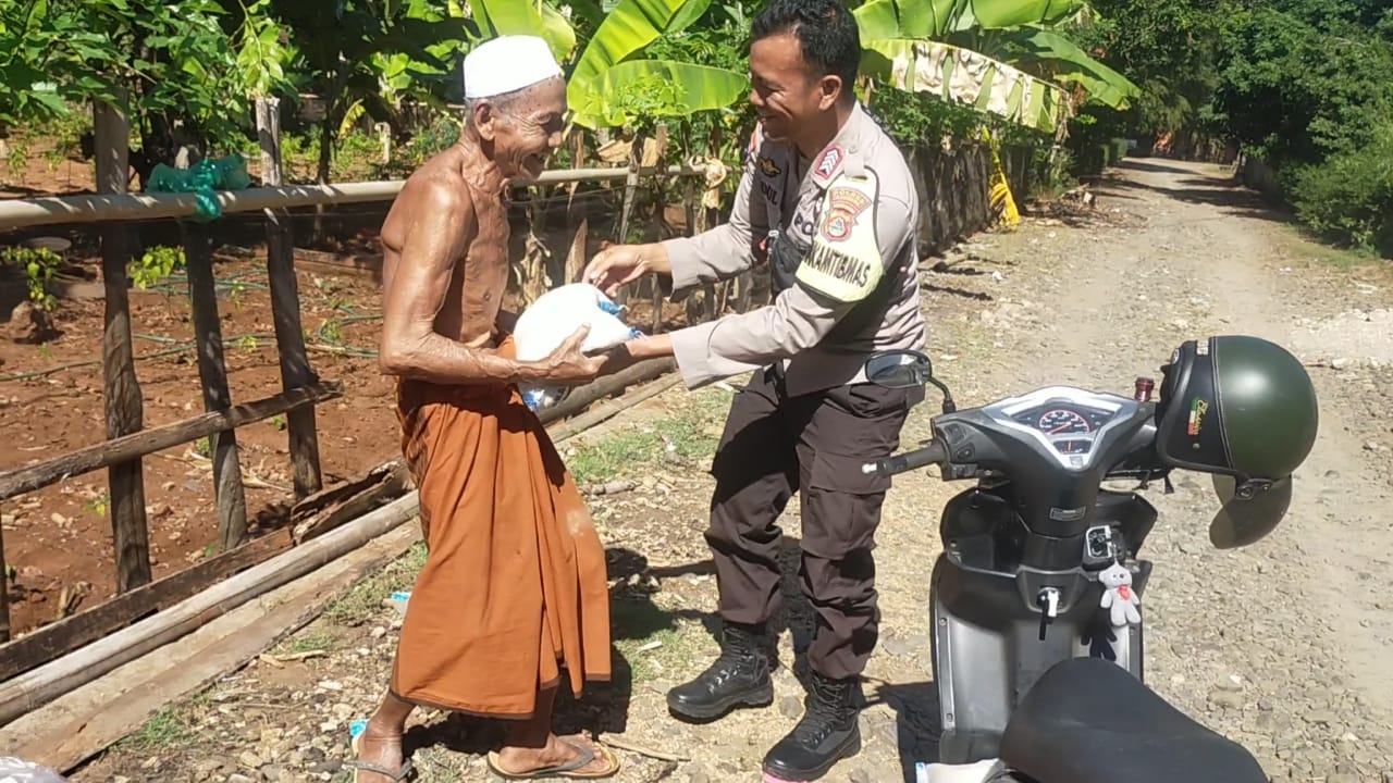 Polsek Labangka Konsisten Salurkan Bansos untuk Lansia Polsek Labangka Konsisten Salurkan Bansos untuk Lansia