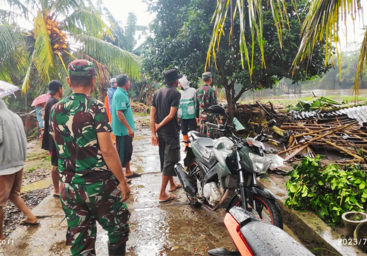 Kodim 1607/Sumbawa Berjibaku Bantu Korban Banjir Lunyuk Kodim 1607/Sumbawa Berjibaku Bantu Korban Banjir Lunyuk