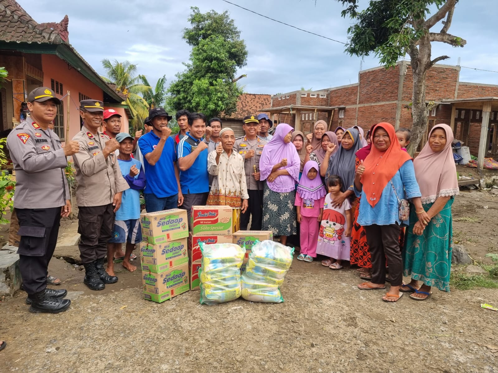 Kapolres Sumbawa Bantu Korban Banjir Lunyuk Kapolres Sumbawa Bantu Korban Banjir Lunyuk