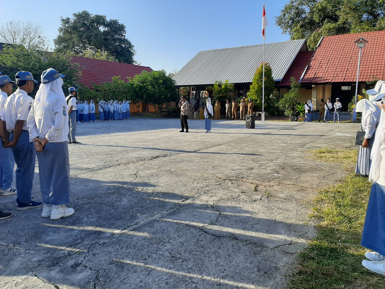 Pimpin Upacara Bendera di Sekolah, Wakapolsek Moyo Hilir Berikan Himbauan Kamtibmas Pimpin Upacara Bendera di Sekolah, Wakapolsek Moyo Hilir Berikan Himbauan Kamtibmas