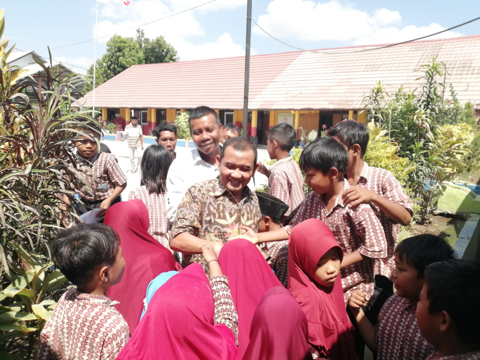 Waka 1 DPRD Sumbawa H. Mohamad Ansori Support Meubler dan Pembangunan Mushollah SDN Ngeru