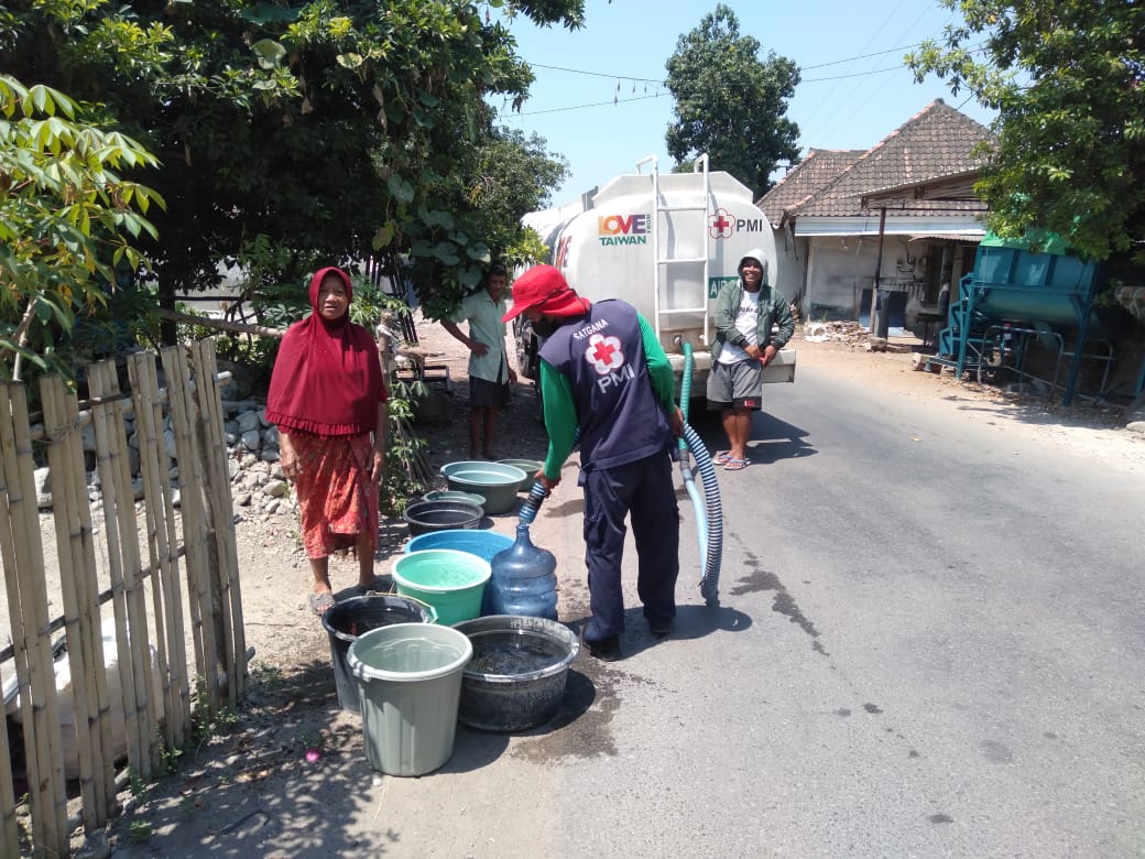 Peduli Warga Terdampak Kekeringan, PMI Sumbawa Distribusikan Air Bersih