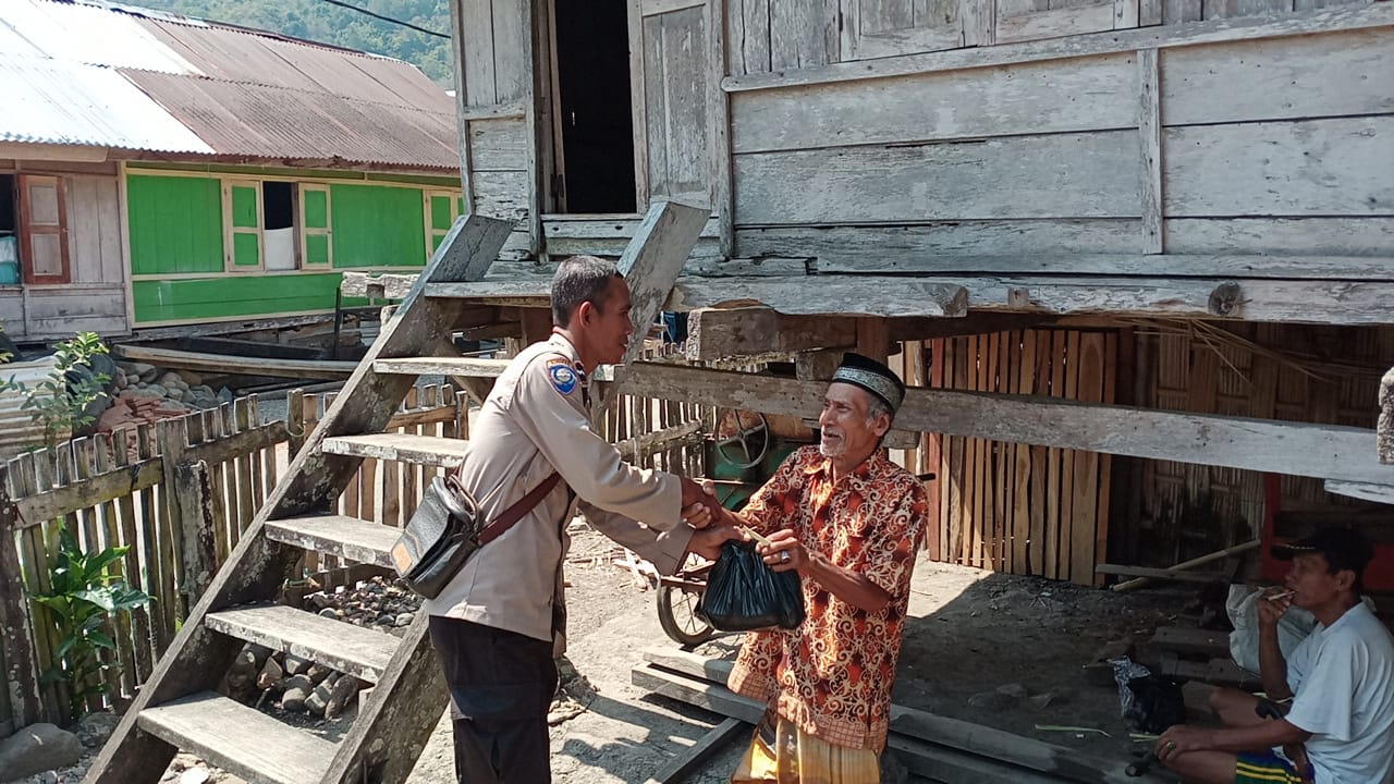 Bhabinkamtibmas Desa Tatebal Berikan Bantuan Sembako