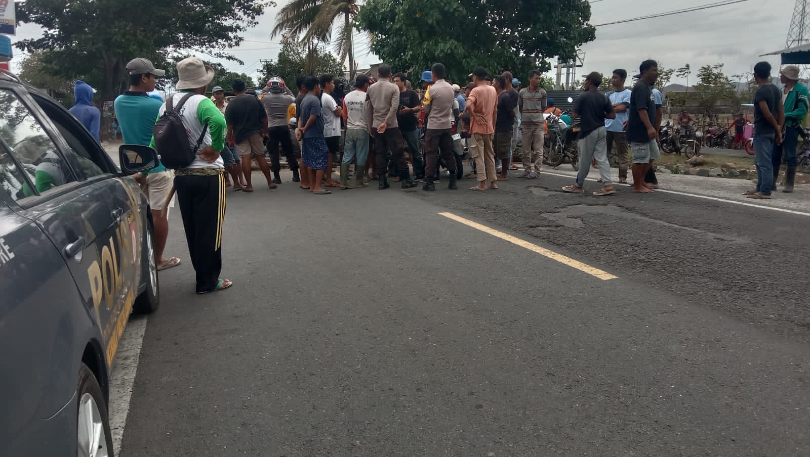 Dua Warga Diamankan Polhut, Warga Desa SP Plampang Blokir Jalan Dua Warga Diamankan Polhut, Warga Desa SP Plampang Blokir Jalan