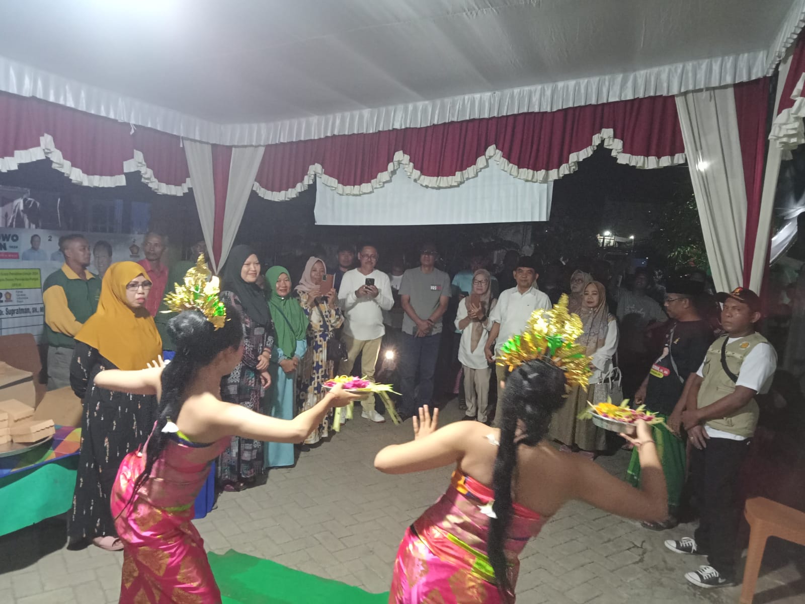 Temui Warga Gang Manggis, Waka Ansori Disambut dengan Tari Pendet Bali Temui Warga Gang Manggis, Waka Ansori Disambut dengan Tari Pendet Bali
