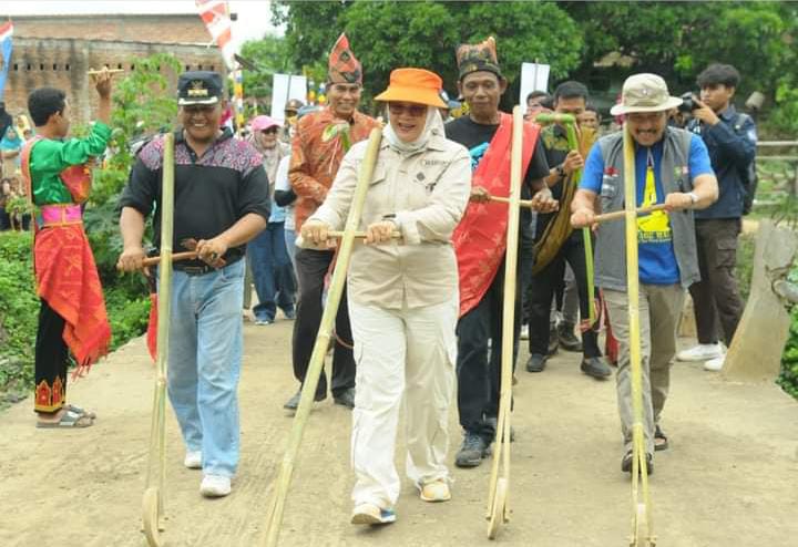 Wabup Apresiasi Semangat  Kecintaan Pemuda Sumbawa terhadap Budaya Lokal Wabup Apresiasi Semangat  Kecintaan Pemuda Sumbawa terhadap Budaya Lokal