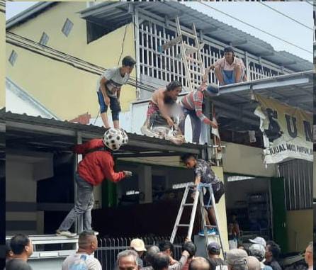 Tersengat Listrik Bertegangan Tinggi, Seorang Warga Labuan Dilarikan ke Rumah Sakit