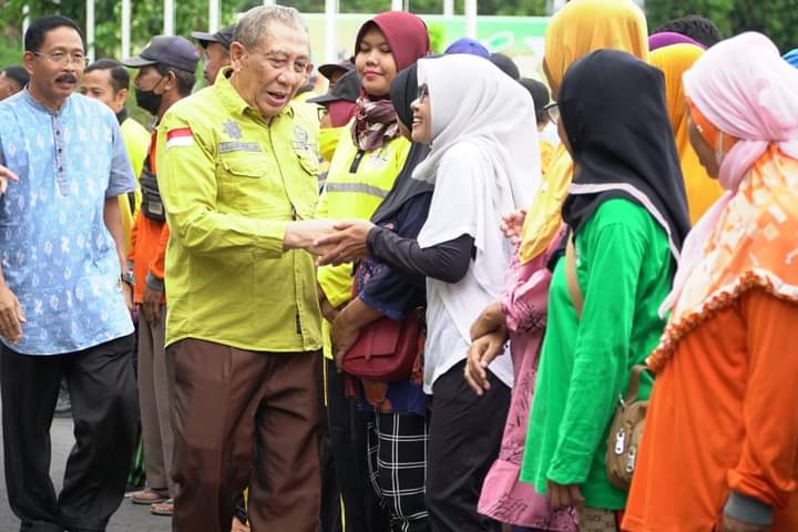 Bupati Serahkan 400 Paket Sembako untuk Pasukan Kuning, Banpol Pol PP dan Satdamkar