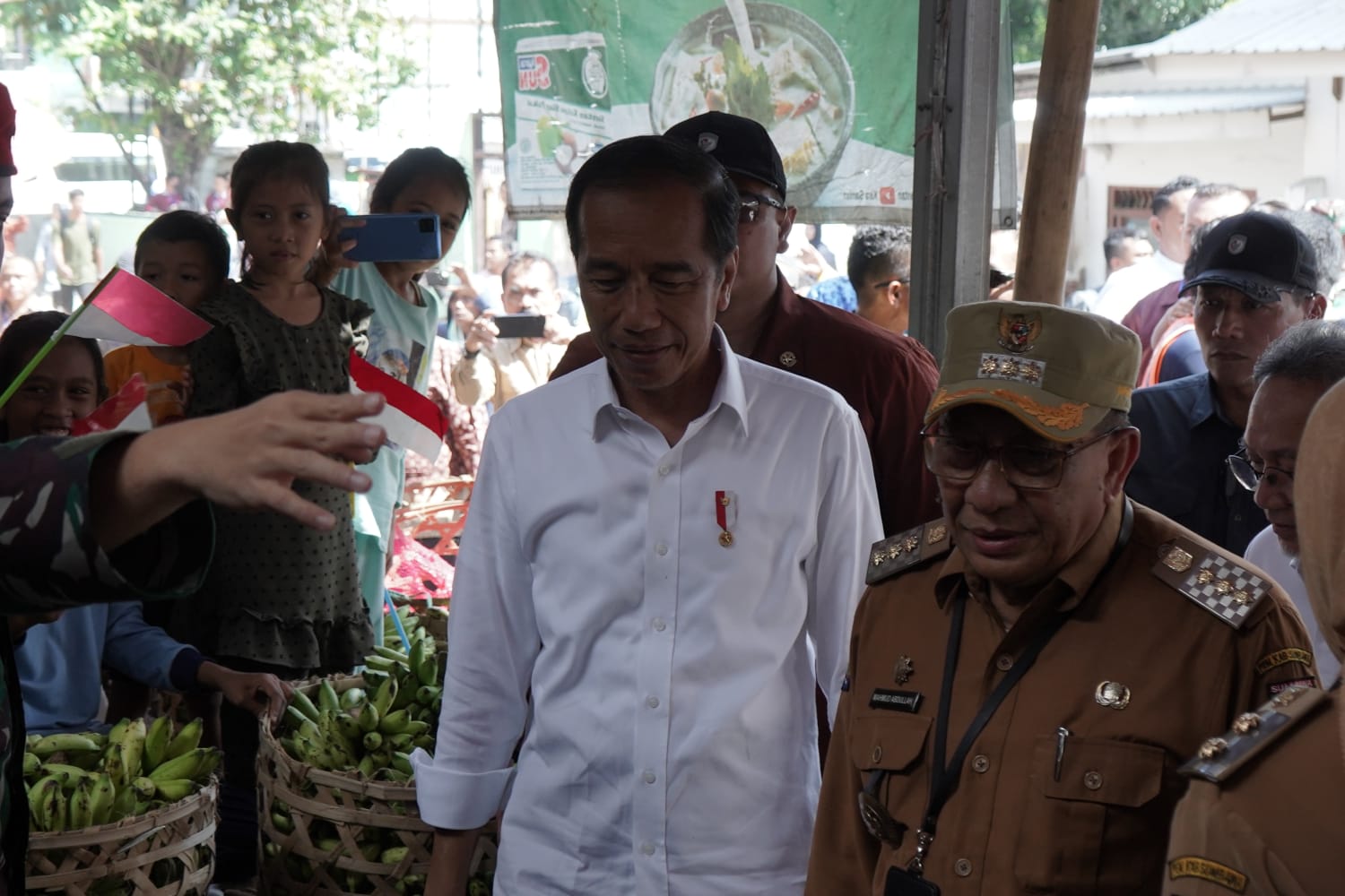 Kunjungi Pasar Seketeng, Presiden Jokowi Serahkan Bantuan Modal dan BLT kepada Pedagang Kunjungi Pasar Seketeng, Presiden Jokowi Serahkan Bantuan Modal dan BLT kepada Pedagang