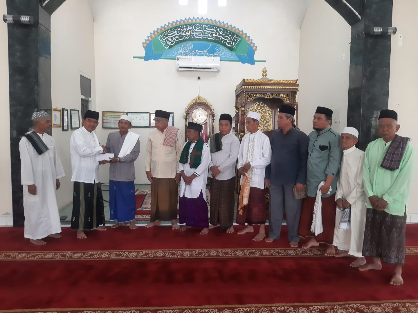 Ketua Gerindra Sumbawa H. Ansori Serahkan Bantuan Rp 10 Juta untuk Masjid Lempeh Ketua Gerindra Sumbawa H. Ansori Serahkan Bantuan Rp 10 Juta untuk Masjid Lempeh