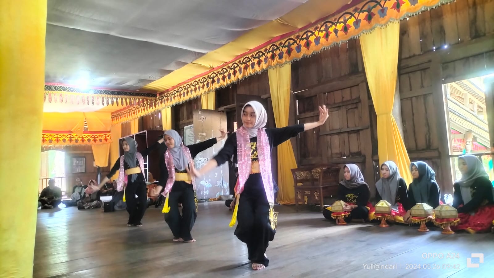 Intan Kalanis, Tari Klasik Kesultanan Sumbawa akan Tampil dalam Upacara Adat Pengangkatan Datu Rajamuda Intan Kalanis, Tari Klasik Kesultanan Sumbawa akan Tampil dalam Upacara Adat Pengangkatan Datu Rajamuda