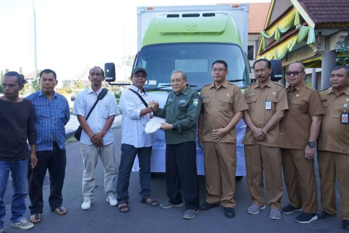 Bupati Sumbawa Serahkan Bantuan Truk Pendingin Ikan kepada Poklahsar Bupati Sumbawa Serahkan Bantuan Truk Pendingin Ikan kepada Poklahsar