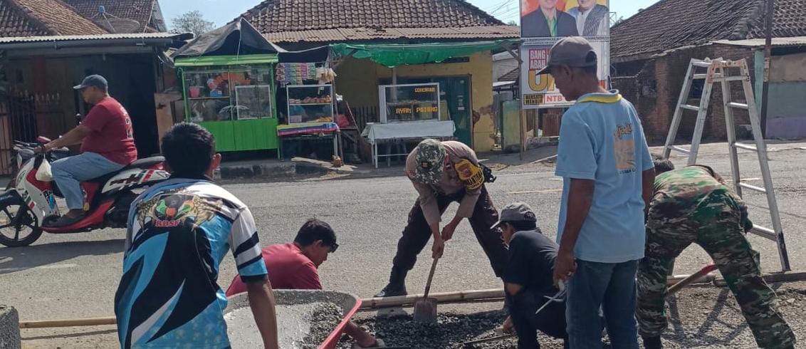 Sinergitas Polsek dan Koramil Lape Gotong Royong Perbaiki Jalan Rusak Sinergitas Polsek dan Koramil Lape Gotong Royong Perbaiki Jalan Rusak