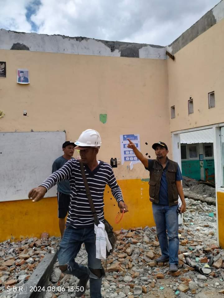 Anggota DPRD Sumbawa Pantau Progres Pembangunan Gedung SDN Labuh Bajo Anggota DPRD Sumbawa Pantau Progres Pembangunan Gedung SDN Labuh Bajo