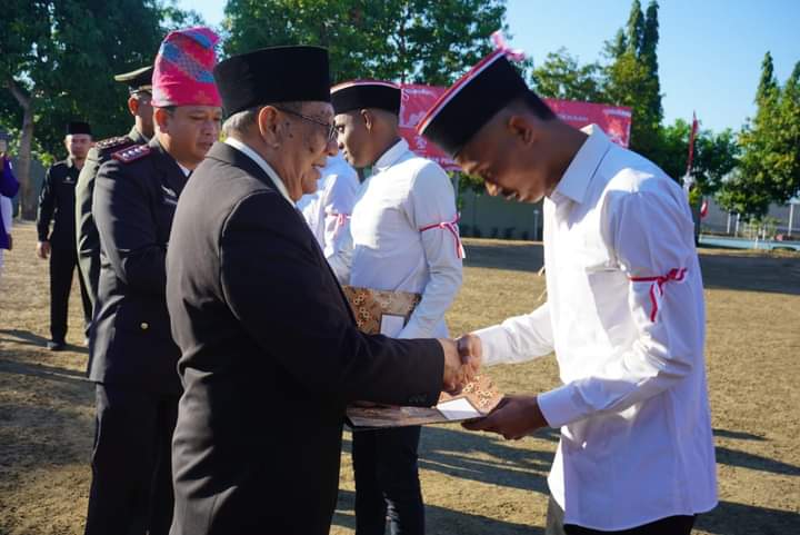Bupati Sumbawa Serahkan Remisi Umum kepada 453 Warga Binaan dalam Peringatan HUT RI ke-79 Bupati Sumbawa Serahkan Remisi Umum kepada 453 Warga Binaan dalam Peringatan HUT RI ke-79