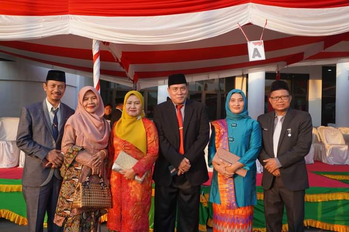 Jajaran  Sekretariat DPRD Sumbawa Hadiri Upacara Penurunan Bendera HUT Kemerdekaan RI ke-79