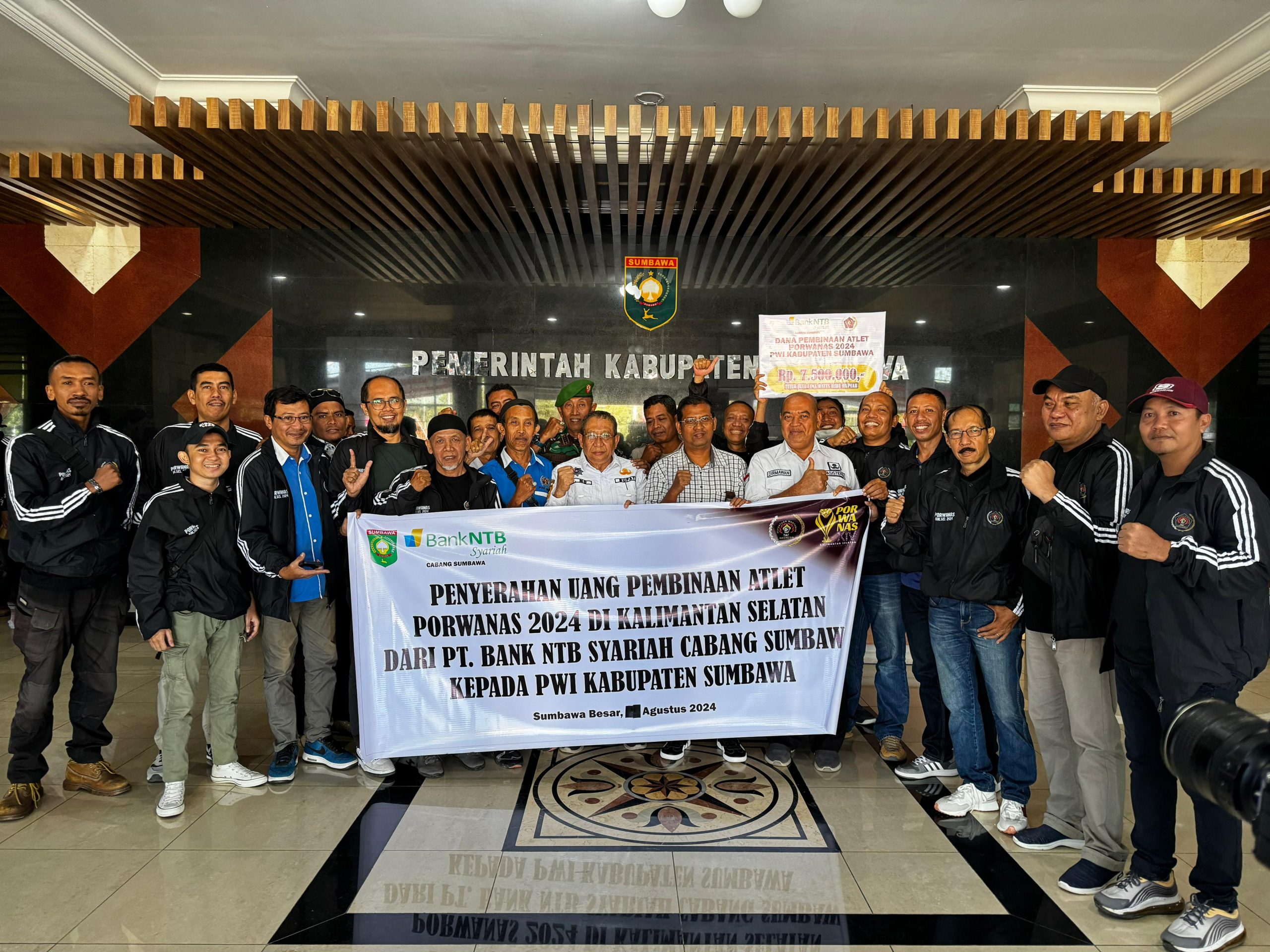 Bupati Sumbawa Lepas Kontingen Porwanas