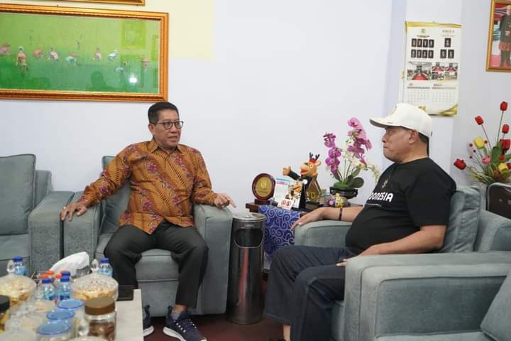Bahas Peranan Pimpinan dalam Pengambilan Kebijakan Daerah, Sekwan DPRD Sumbawa Terima Kunjungan Ketua DPRD KSB Bahas Peranan Pimpinan dalam Pengambilan Kebijakan Daerah, Sekwan DPRD Sumbawa Terima Kunjungan Ketua DPRD KSB