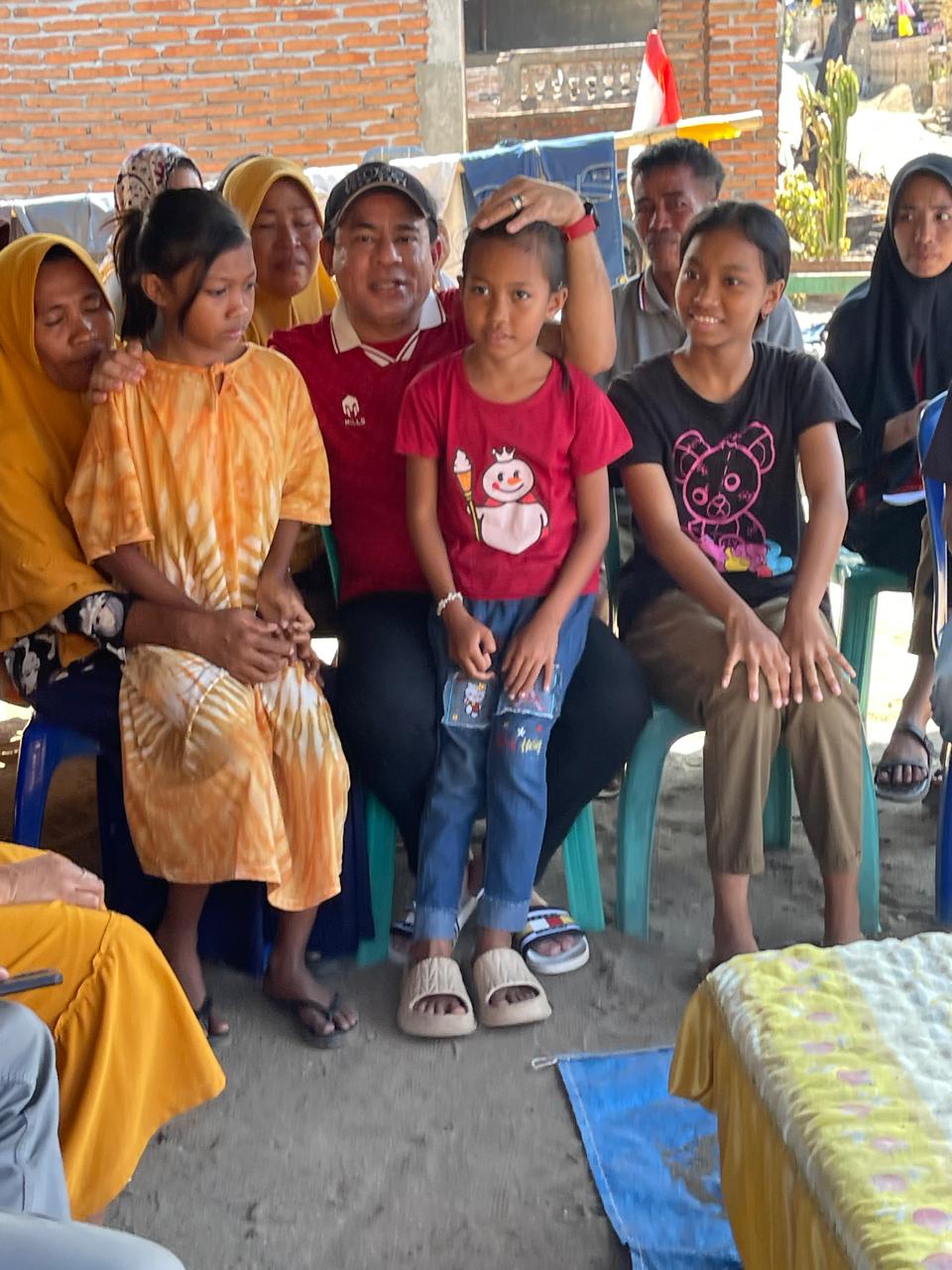Ketua DPRD Sumbawa Bantu Korban Kebakaran di Desa Mokong Ketua DPRD Sumbawa Bantu Korban Kebakaran di Desa Mokong