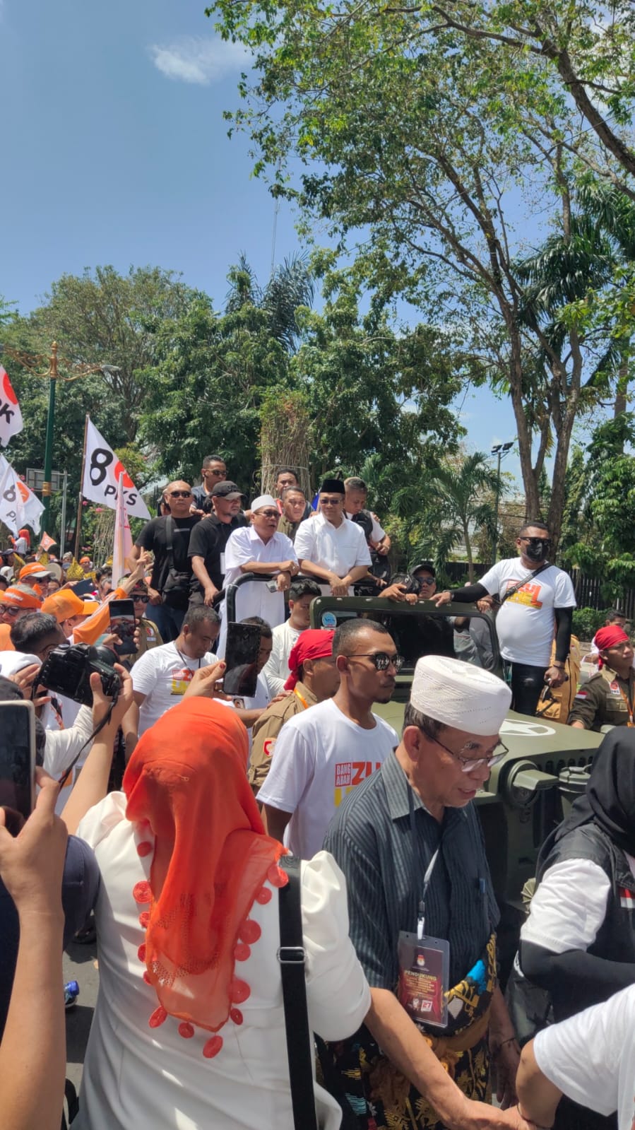 Mendaftar Pertama, Bang Zul-Abah Uhel Diantar Belasan Ribu Simpatisan Mendaftar Pertama, Bang Zul-Abah Uhel Diantar Belasan Ribu Simpatisan