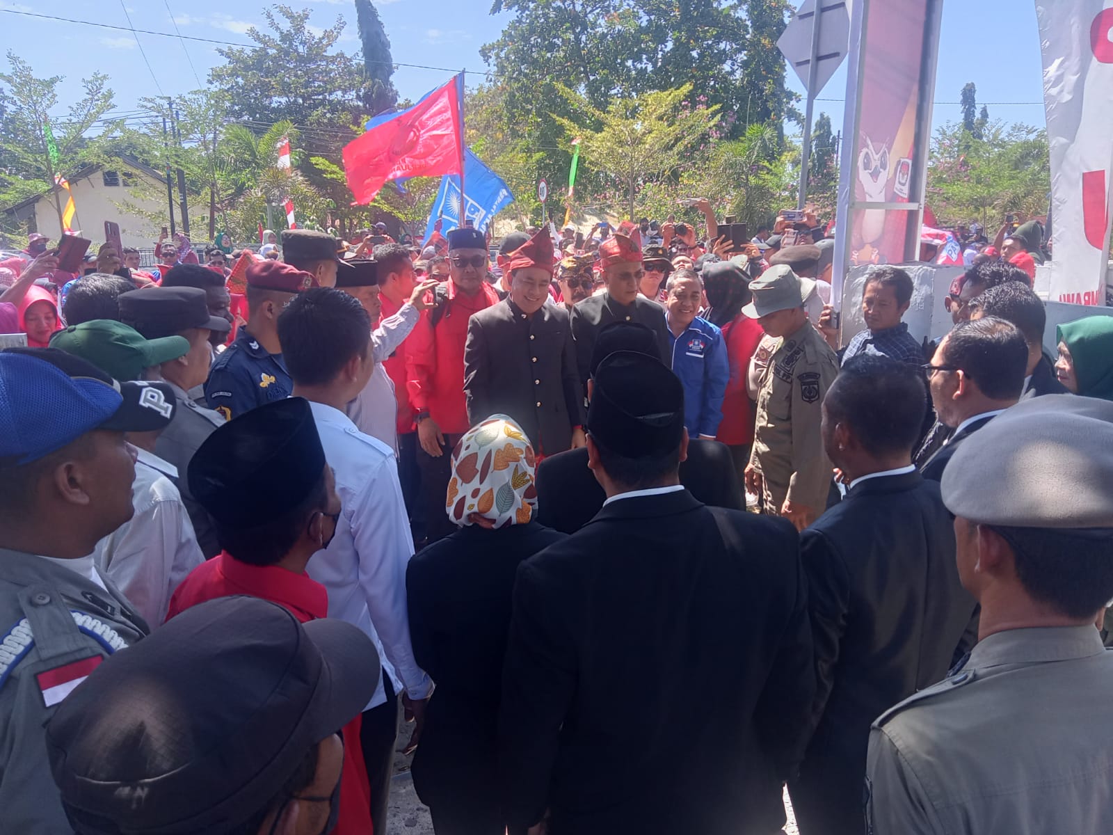 Resmi Daftar ke KPU, Rafiq-Sahril Mohon Doa Masyarakat Sumbawa