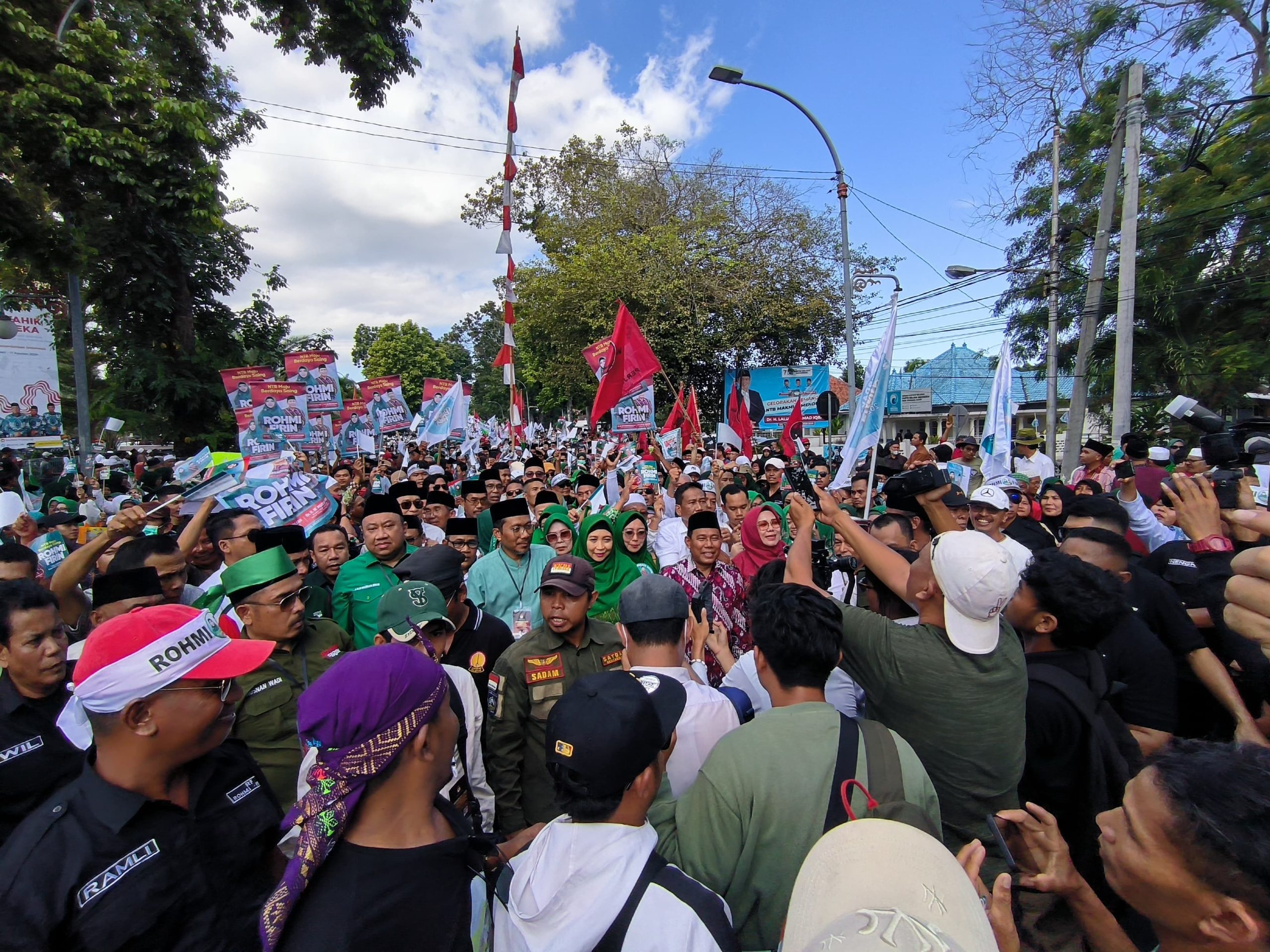 Belasan Ribu Pendukung Antarkan Rohmi-Firin Daftar ke KPU Belasan Ribu Pendukung Antarkan Rohmi-Firin Daftar ke KPU