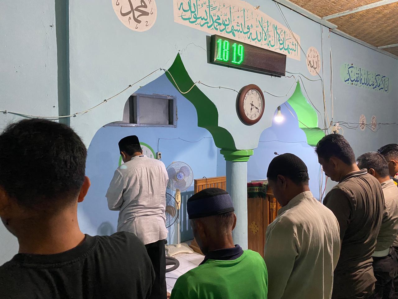 Hari Pertama Kampanye, Haji Jarot Blusukan di Moyo Hulu dan Pimpin Sholat Berjamaah Hari Pertama Kampanye, Haji Jarot Blusukan di Moyo Hulu dan Pimpin Sholat Berjamaah