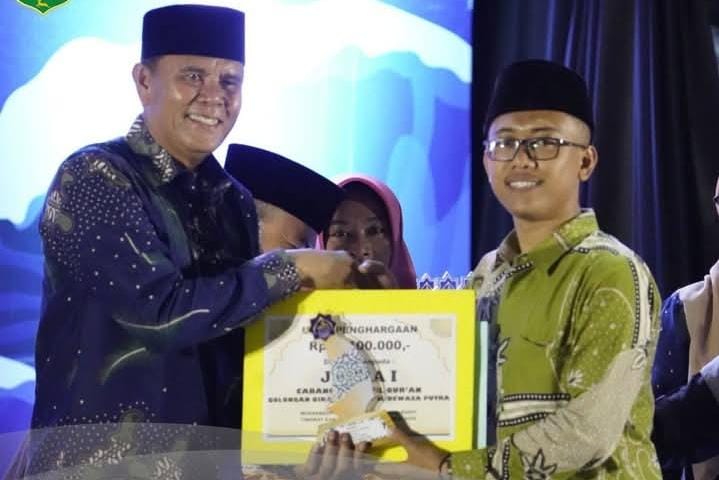 Bupati Tunaikan Program Unggulan Bantuan Modal Usaha bagi UMKM dan Milenial Bupati Tunaikan Program Unggulan Bantuan Modal Usaha bagi UMKM dan Milenial