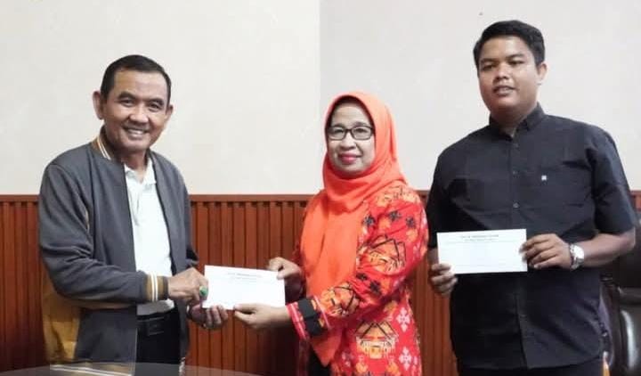 Wabup H. Ansori Serahkan Hadiah Lomba Takbir Idul Adha 1446 H Wabup H. Ansori Serahkan Hadiah Lomba Takbir Idul Adha 1446 H