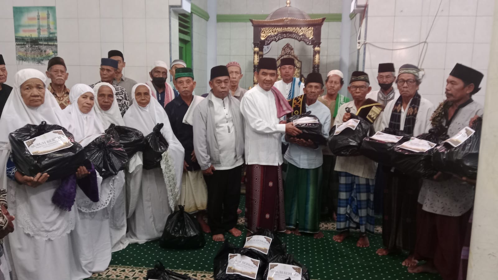 Lewat Gerakan Subuh Berjamaah, Wabup Sumbawa Dorong Pelayanan Kesehatan dan Kebersihan Lingkungan Lewat Gerakan Subuh Berjamaah, Wabup Sumbawa Dorong Pelayanan Kesehatan dan Kebersihan Lingkungan