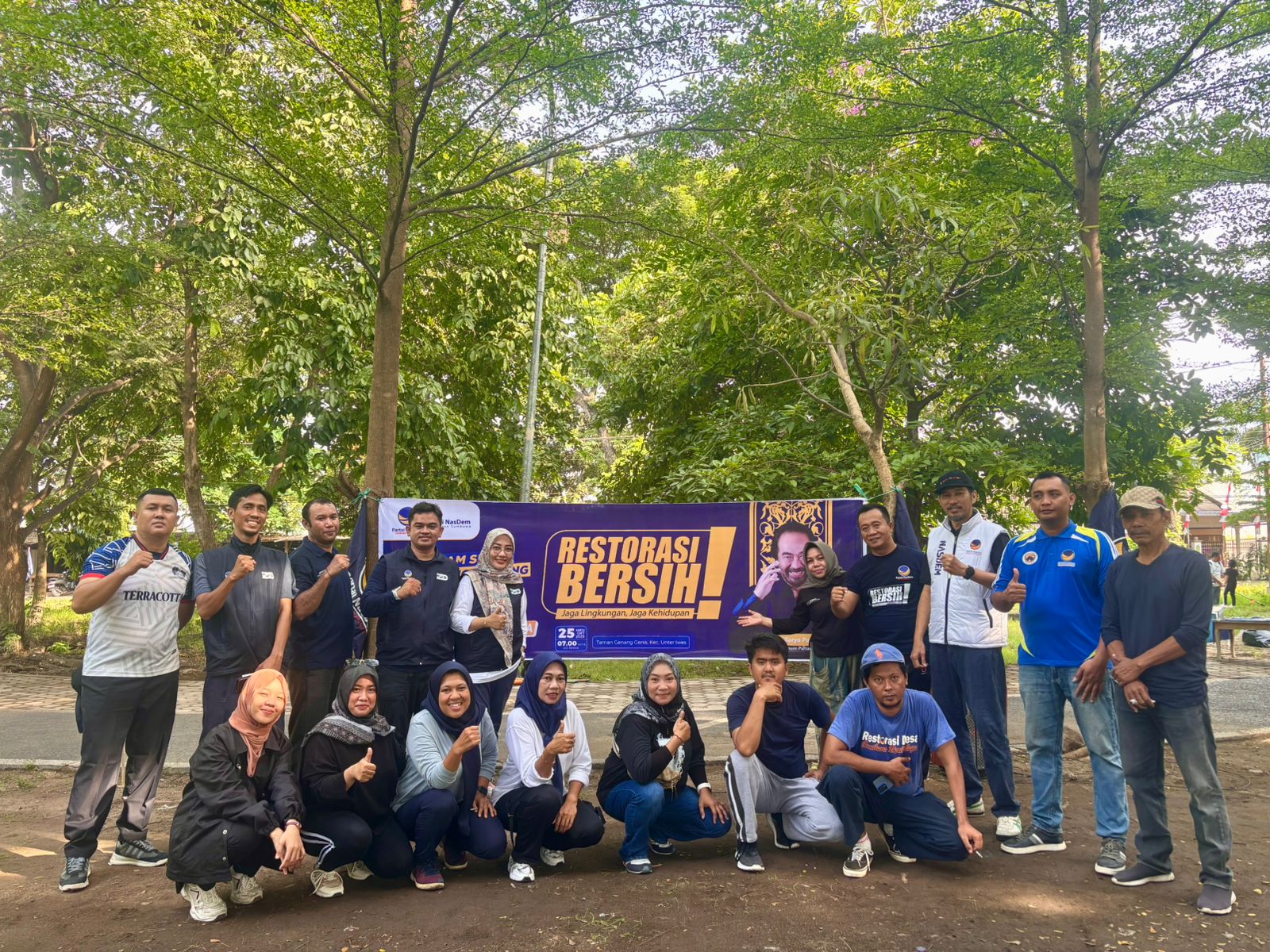 Semangat Restorasi Bersih, Pengurus DPD Nasdem Gotong Royong Bersihkan Taman Semangat Restorasi Bersih, Pengurus DPD Nasdem Gotong Royong Bersihkan Taman