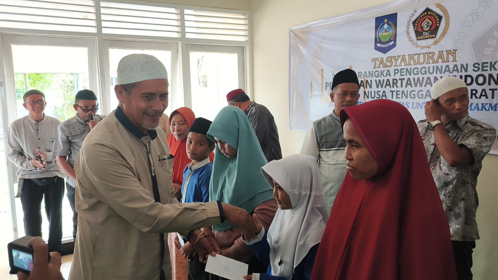 Syukuran Kantor Baru, PWI NTB Berbagi dengan Anak Yatim dan Duafa