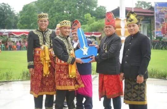 Tingkatkan Respons Darurat, Bupati dan Wabup Serahkan Truk Tangki Air BNPB untuk Perkuat Armada BPBD Tingkatkan Respons Darurat, Bupati dan Wabup Serahkan Truk Tangki Air BNPB untuk Perkuat Armada BPBD