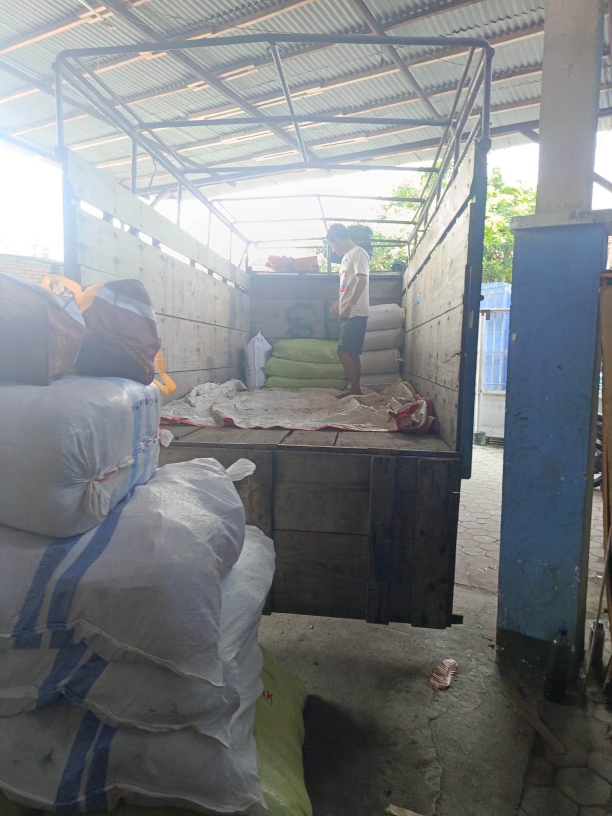 Tim Tagana Sumbawa Distribusikan Ratusan Paket Bantuan Kemensos RI Tim Tagana Sumbawa Distribusikan Ratusan Paket Bantuan Kemensos RI