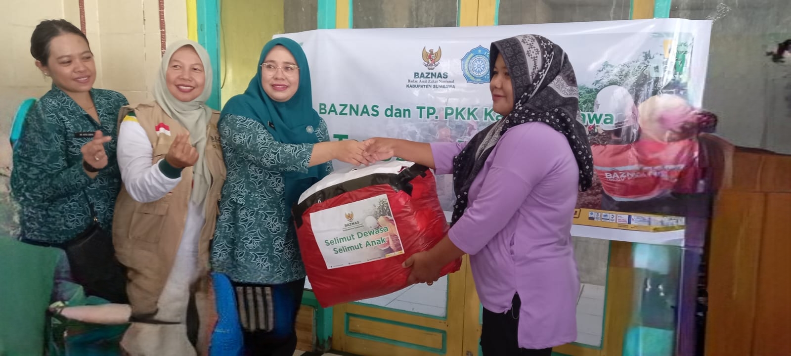 Hj. Ida Fitria Jarot Salurkan Bantuan bagi Korban Banjir Tarano dan Badas