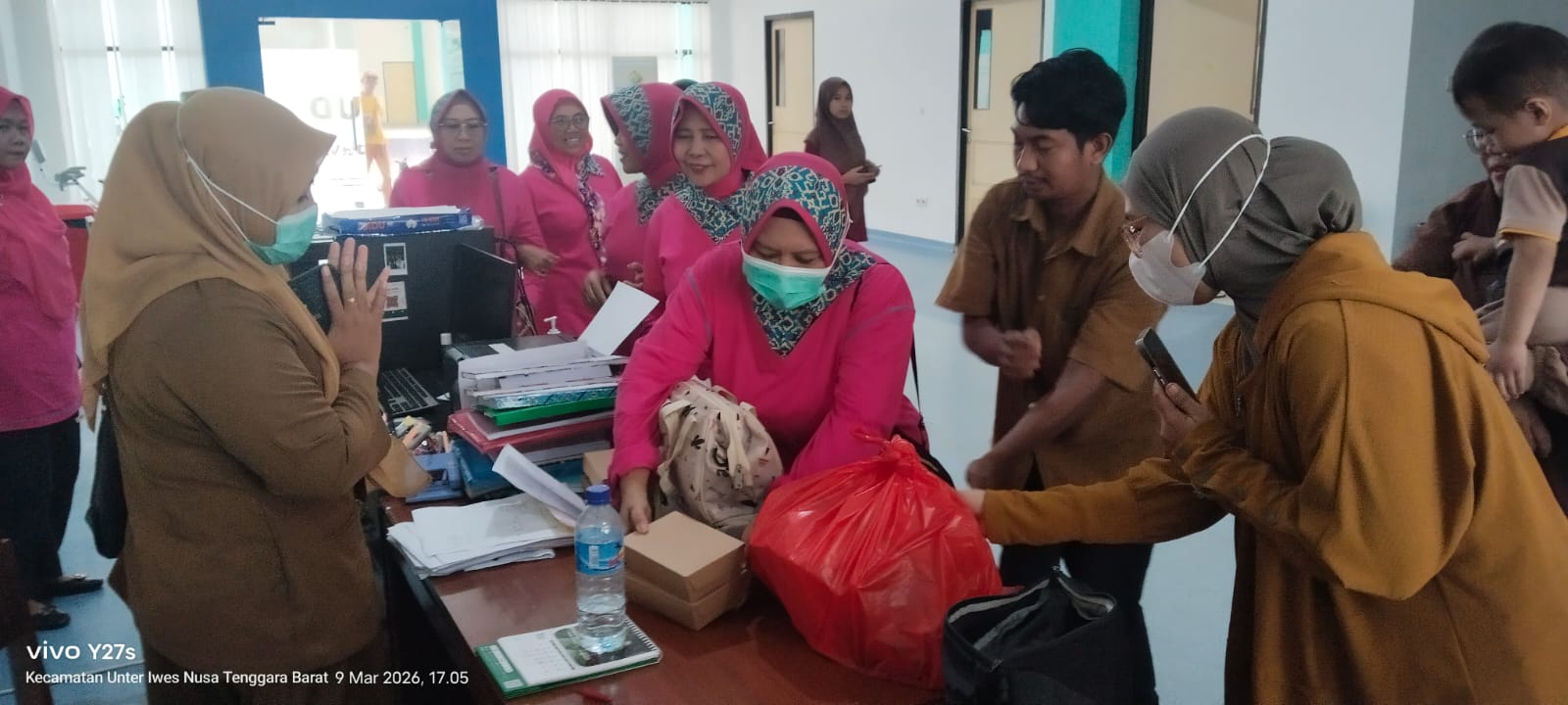 TP PKK Sumbawa Berbagi Takjil untuk Pasien dan Tenaga Medis RSUD Sering