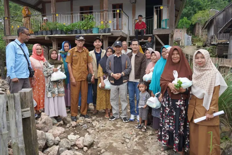 Wabup Bantu Korban Banjir Ropang Wabup Bantu Korban Banjir Ropang