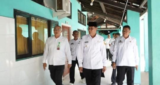 Pastikan ASN Siap Melayani, Bupati H. Jarot Sidak Kantor Pelayanan Pasca Idul Fitri Pastikan ASN Siap Melayani, Bupati H. Jarot Sidak Kantor Pelayanan Pasca Idul Fitri