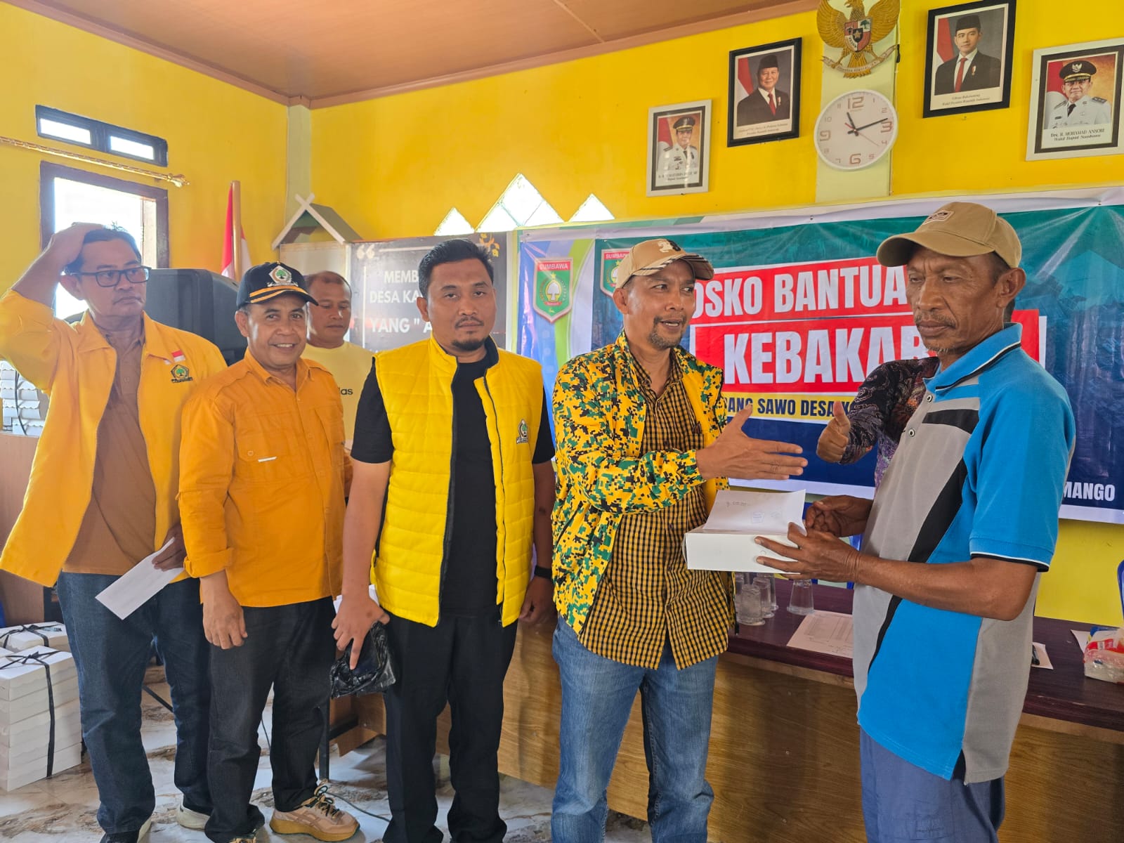 DPD Partai Golkar Sumbawa Salurkan Bantuan untuk Korban Kebakaran