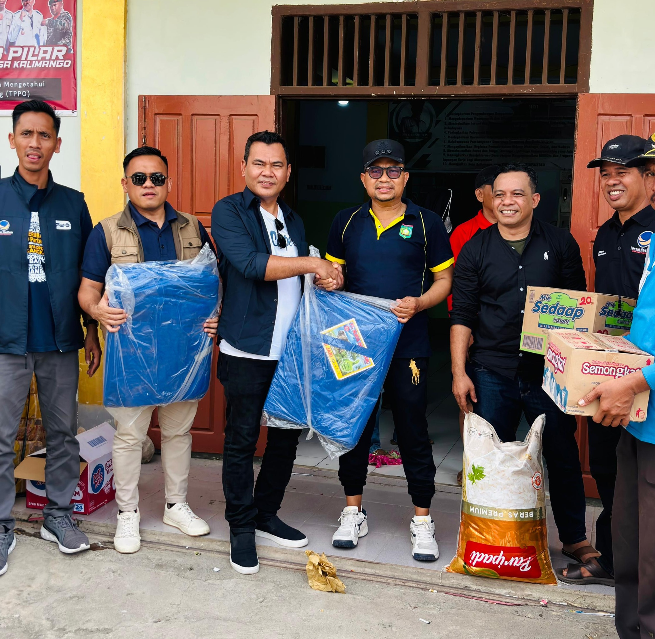 Pengurus DPD NasDem Sumbawa Turun Langsung Salurkan Bantuan untuk Korban Kebakaran di Alas