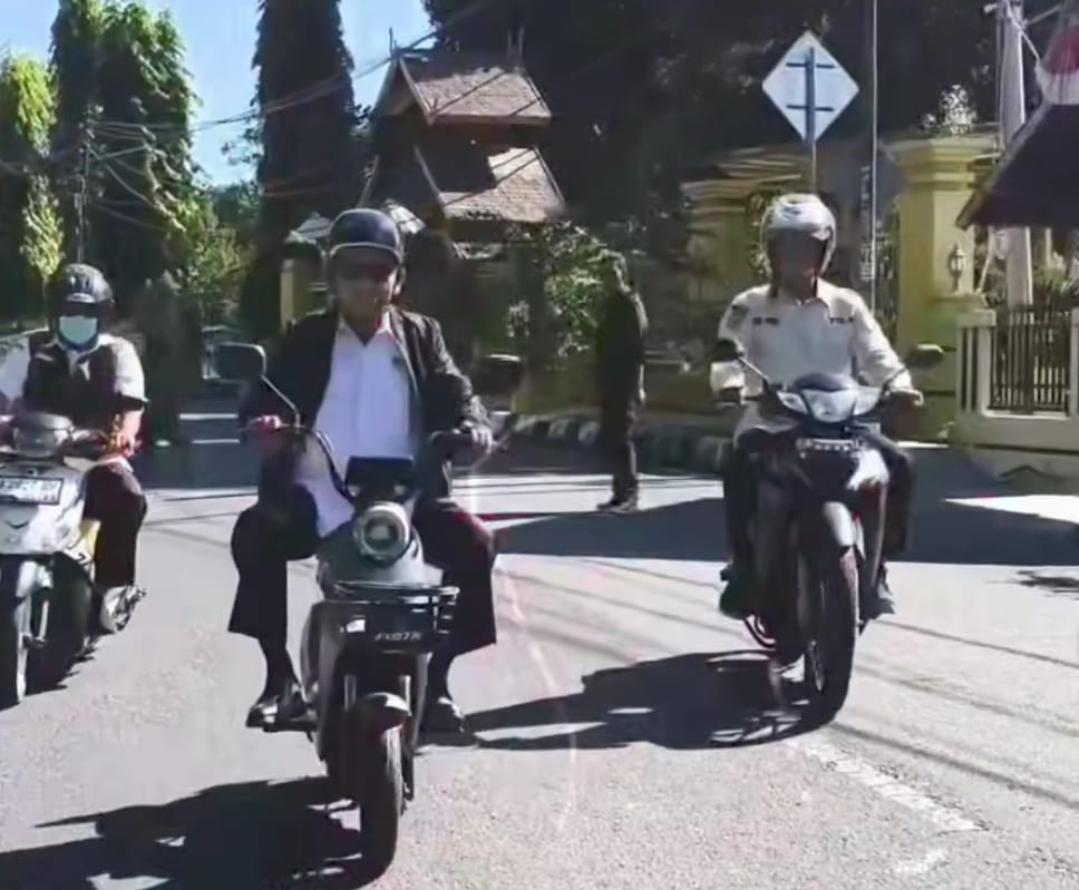 Wabup Sumbawa Ngantor Pakai Sepeda Listrik, Implementasikan SE Bupati dan Instruksi Presiden